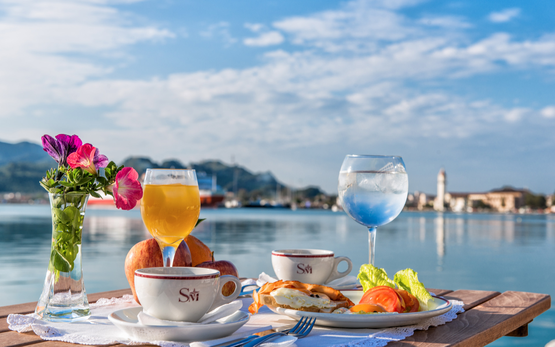 Море поутру. Завтрак у моря. Завтрак с видом на море. Столик с видом на море. Летний завтрак.